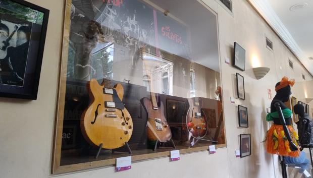 Guitarras Nacha Pop y Los Secretos en la exposición