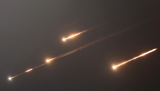 Estelas de cohetes en el cielo sobre Jerusalén el 13 de junio de 2025