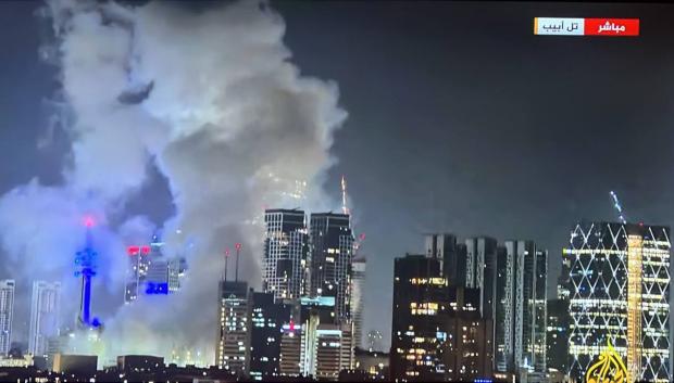 Humo tras el impacto de un misil iraní en Tel Aviv
