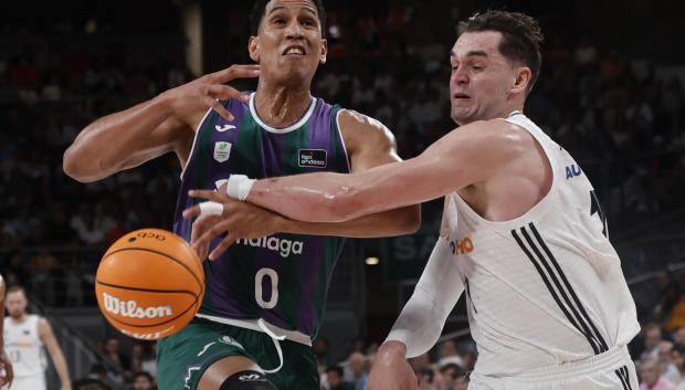 El alero del Real Madrid Mario Hezonja (d) pelea un balón con Tyson Pérez, de Unicaja, durante el segundo partido de la semifinal