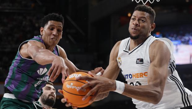 El ala pívot de Unicaja Tyson Pérez (i) lucha por el rebote con el pívot caboverdiano del Real Madrid Edy Tavares durante el segundo partido de la semifinal