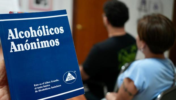 El 'Libro Azul' es el texto fundacional de Alcohólicos Anónimos y una de sus herramientas principales de recuperación.