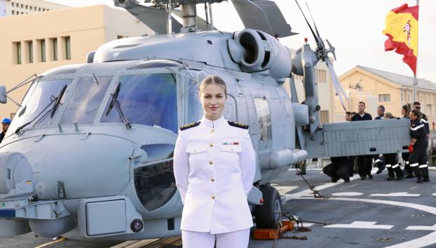 La Princesa Leonor embarcando en la fragata Blas de Lezo