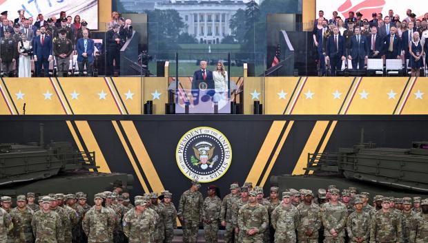 Trump defendió la magnitud del acto como un justo reconocimiento a la historia y al sacrificio de los soldados estadounidenses