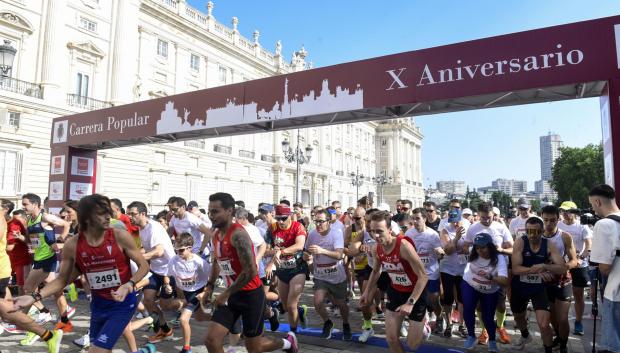 Corredores esperan el pistoletazo de salida en la Explanada de la plaza de Oriente
