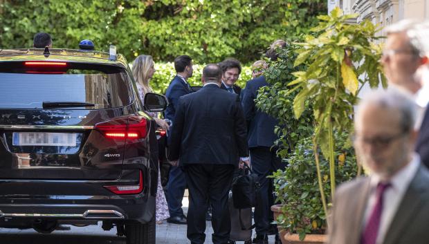 El presidente de Argentina, Javir Milei (c-d), a su llegada a la embajada de Argentina en Madrid, donde se reunirá con empresarios