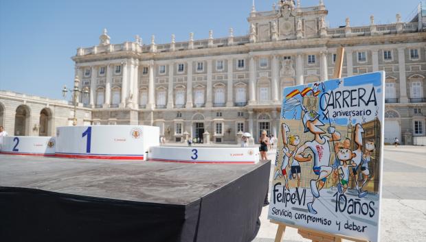 El podio de ganadores en la Plaza de la Armería del Palacio Real antes de la carrera