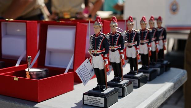 Los trofeos para los ganadores de la carrera popular