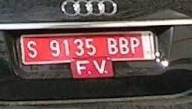 Otro vehículo dotado de la placa FV