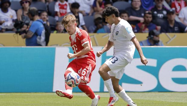 El debutante Karl, ante el Auckland City