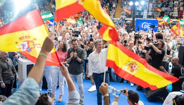 Feijóo y Moreno durante el mitin del PP en Málaga