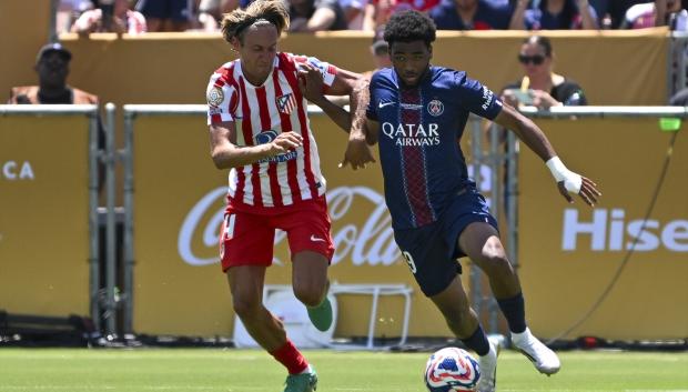 Marcos Llorente e Ibrahim Mbaye disputan un balón
