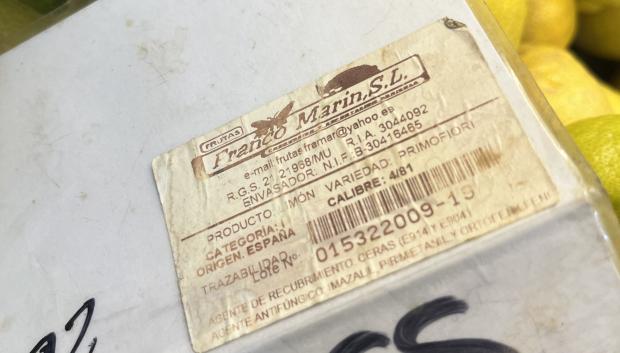 Imagen de la etiqueta con procedencia española en una parada de fruta y verdura en el Mercado Central de Valencia
