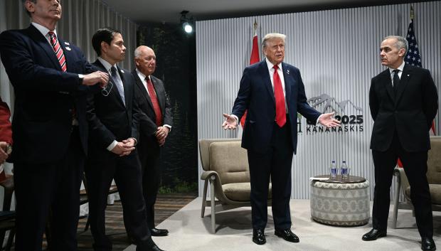 El presidente de Estados Unidos, Donald Trump, junto al primer ministro canadiense, Mark Carney