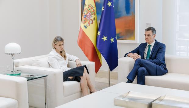 El presidente del Gobierno, Pedro Sánchez, y la vicepresidenta segunda y ministra de Trabajo y Economía Social, Yolanda Díaz, durante una reunión