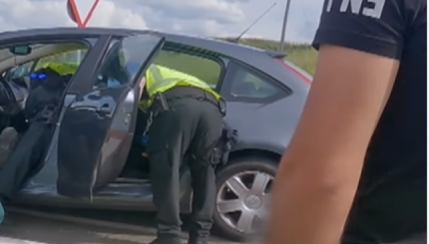La situación se vuelve más tensa y registran el coche