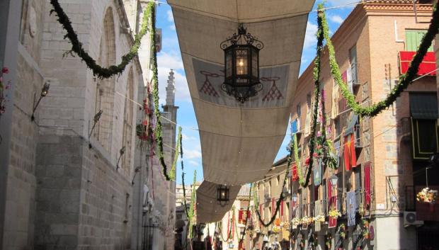 Toldos típicos de Toledo para la celebración del Corpus
El Casco Histórico de Toledo ya está decorado con flores, faroles, toldos y banderas para celebrar este jueves, 7 de junio, la Fiesta Grande del Corpus Christi, declarada de Interés Turístico Internacional.
POLITICA CASTILLA-LA MANCHA ESPAÑA EUROPA