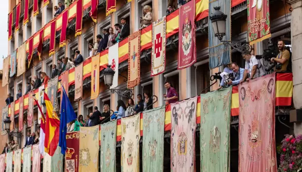 Banderas con blasones durante el Corpus Christi
