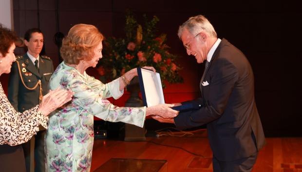 La  Reina Doña Sofía entrega la Placa de la Escuela al profesor Nicolás Pasquet