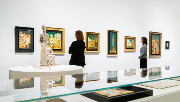 Visitantes admirando las obras de una exposición