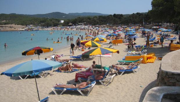 Bañistas en Cala Bassa.
