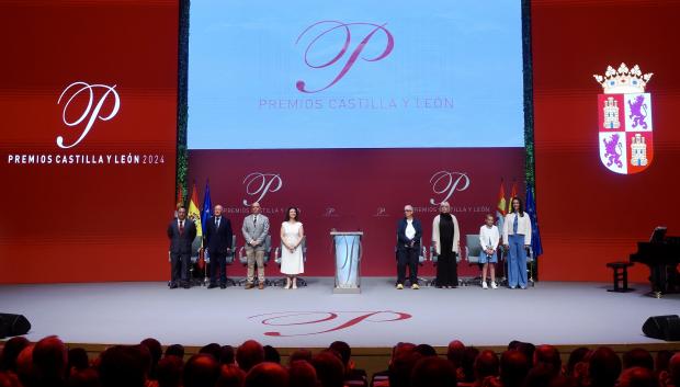 El presidente de la Junta de Castilla y León, Alfonso Fernández Mañueco hace entrega de los Premios Castilla y León