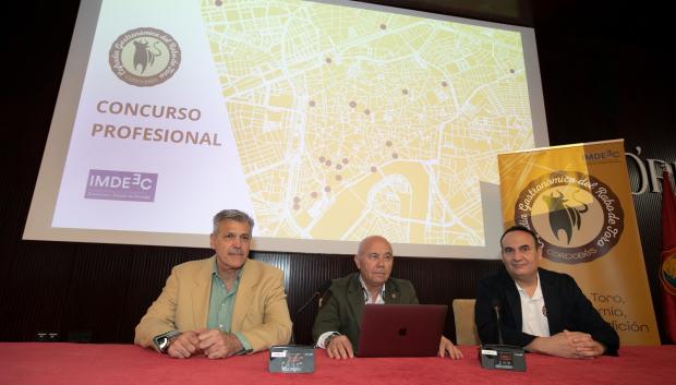 Francisco Saavedra, Antonio Serrano y Ricardo Hernández, de la Cofradía Gastronómica del Rabo de Toro Cordobés