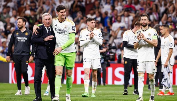 Ancelotti y Courtois celebran el pase a la final de la Champions en el Bernabéu