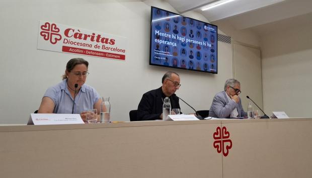 Miriam Feu, el cardenal Juan José Omella y Eduard Sala, en la rueda de prensa