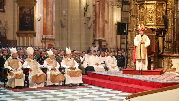 El arzobispo de Toledo, Francisco Cerro Chaves, durante la misa de celebración del Corpus Christi, en la Catedral Primada Emiliano García-Page a la izquierda