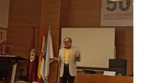 El científico español e investigador que ha sido capaz de crear con su equipo de Harvard vida sintética sin bioquímica, Juan Pérez-Mercader, en una conferencia en Santiago