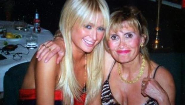Jennifer Abbott, junto a Paris Hilton