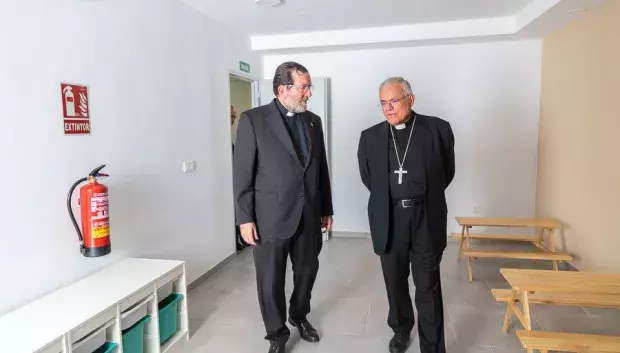 Fernando Cruz Conde junto al obispo emérito de Córdoba Demetrio Fernández, en la visita a una de las viviendas sociales promovidas por Vimpyca