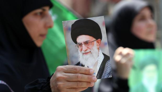 Un simpatizante de Hezbolá porta una imagen del líder supremo de Irán, el ayatolá Alí Jamenei, durante una protesta