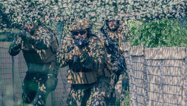 Infantes de Marina se adiestran en las trincheras rumanas en una operación de la OTAN