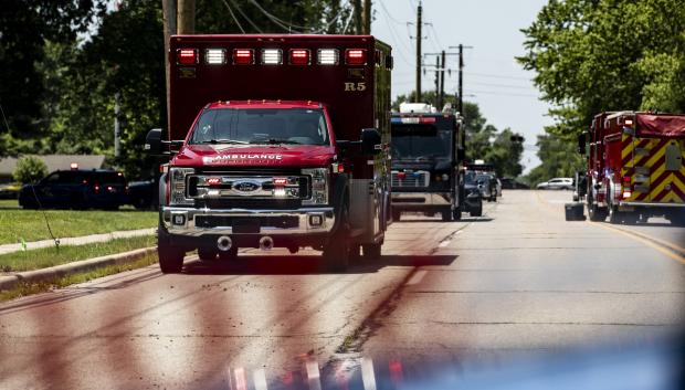 Varias ambulancias y patrullas policiales, en el lugar de un tiroteo en la Iglesia Comunitaria CrossPointe