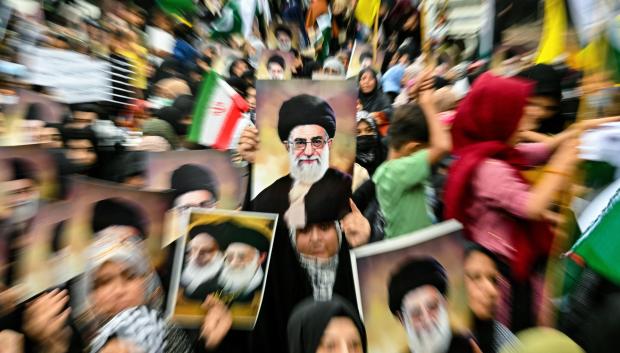 Iraníes sostienen retratos del líder supremo de Irán, el ayatolá Alí Jamenei, para condenar los ataques de Estados Unidos e Israel contra Irán