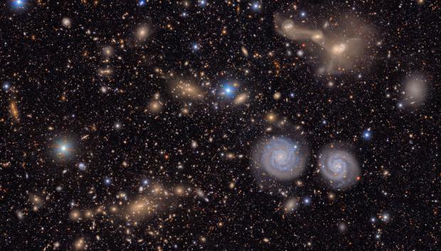 Imagen captada por el observatorio Vera Rubin de dos galaxias espirales prominentes (abajo a la derecha)
