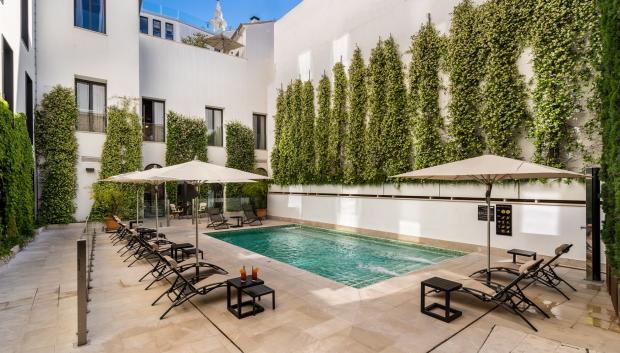 Piscina interior del hotel H10 Palacio Colomera