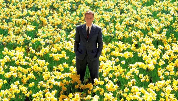 Ewan McGregor en Big Fish bañado de narcisos