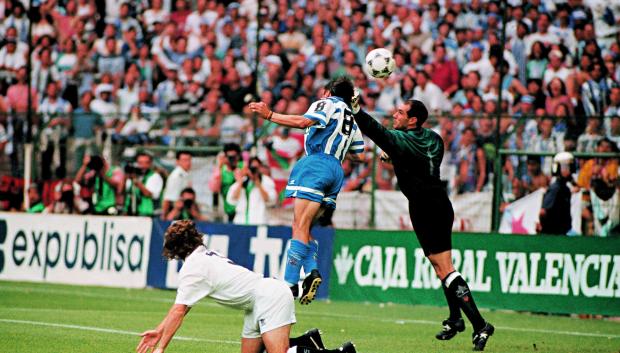 Alfredo Santaelena remata de cabeza el gol de la final ante Andoni Zubizarreta
