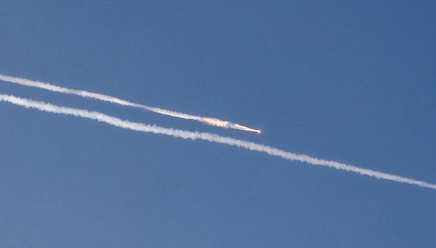 Cohetes iraníes sobrevuelan la ciudad israelí de Netanya en una de las cinco oleadas de ataques lanzados desde Teherán