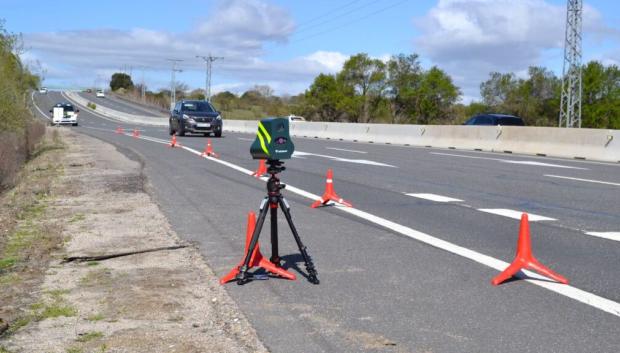 Radar de tipo Velolaser colocado sobre un trípode