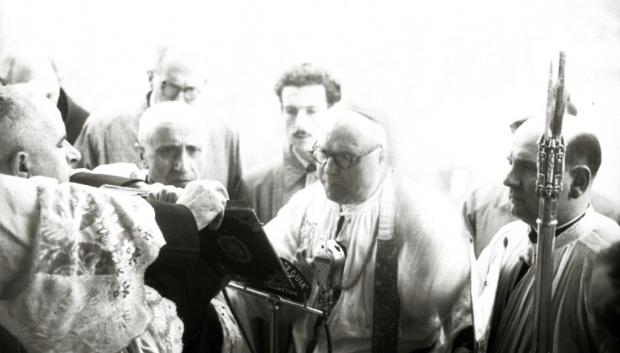 El obispo de San Sebastián Font y Andreu durante el acto de bendición del monumento al "Sagrado Corazón"