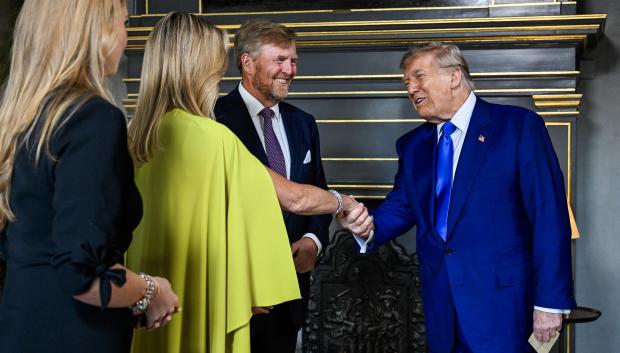 Donald Trump saluda a los Reyes de los Países Bajos y a su hija