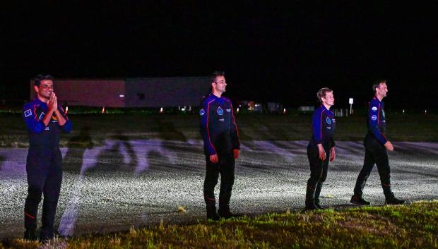 (L-R) ISRO astronaut Shubhanshu Shukla, Hungarian astronaut Tibor Kapu, US astronaut Peggy Whitson and Polish astronaut Slawosz Uznanski-Wisniewski wave at relatives as they make their way to Launch Complex 39A ahead of the Axiom-4 mission, with a SpaceX Dragon spacecraft and Falcon 9 rocket, lift off at NASA's Kennedy Space Center in Cape Canaveral, Florida, on June 24, 2025. India, Poland and Hungary are set to send people to space for the first time in decades on an American commercial mission to the International Space Station that blasts off early morning on June 25.
Axiom Mission 4, or Ax-4, will launch from NASA's Kennedy Space Center in Florida at (De izq. a der.) El astronauta de ISRO Shubhanshu Shukla, el astronauta húngaro Tibor Kapu, la astronauta estadounidense Peggy Whitson y el astronauta polaco Slawosz Uznanski-Wisniewski saludan a sus familiares mientras se dirigen al Complejo de Lanzamiento 39A antes del despegue de la misión Axiom-4