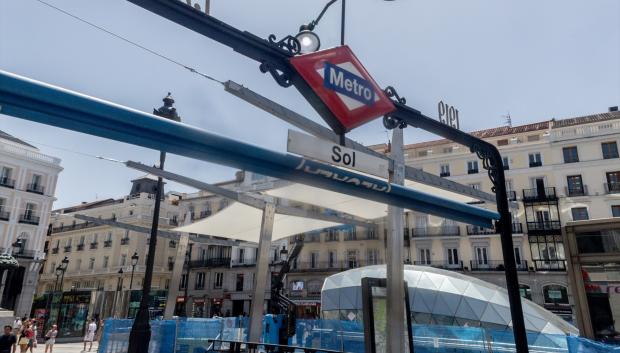 Puerta del Sol durante la instalación de toldos