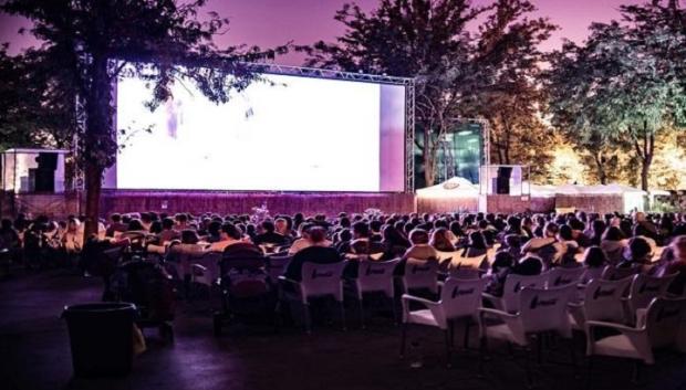 Cine en el parque de la Bombilla