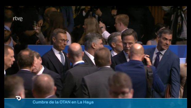 Pedro Sánchez pasa junto a Rutte sin intercambiar palabra