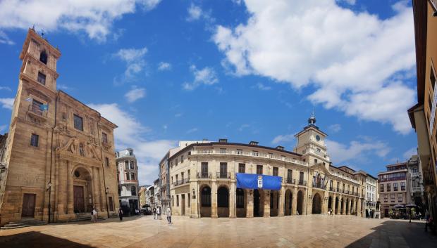 Vista panorámica de la Plaza de la Constitución, con la Iglesia de San Isidro y el Ayuntamiento.